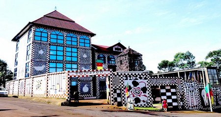 Barthélémy Toguo Bandjoun Station, hauts plateaux du Cameroun, 2005
