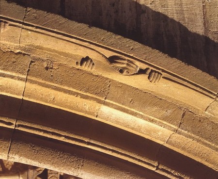 L'abbatiale de Sainte-Foy-lès-Conques en Aveyron (détails de l'archivolte sculptés au-dessus du portail)