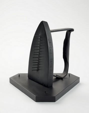 Man Ray le cadeau 1921