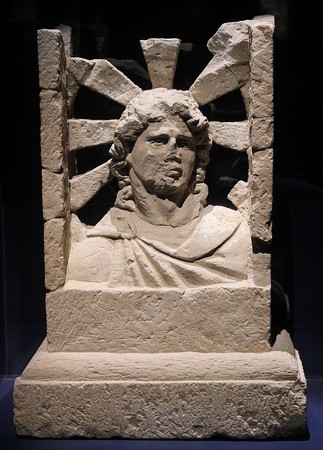 Autel à l'effigie de Sol, mithréum de Mundelsheim, fin IIe - début IIIe siècle