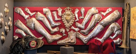 Ex-voto obtenus par moulage sur le vif du donateur